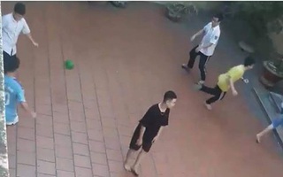 Pha xử lý đi vào lòng người của thầy giáo: Bắt quả tang học sinh phạm lỗi, đá bóng trong "sân cấm" lại có hành động hài hước