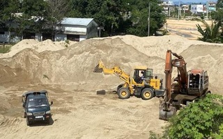 Núi cát khổng lồ tập kết sát vách trường học, bất chấp lệnh di dời