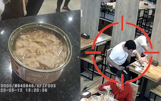 Gã đàn ông liều mạng ăn hộp cá ngừ đầy giòi tự tay bỏ vào, đến khi bị bắt lại buông lời cảm thán "sởn da gà"
