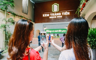 Hàng kem Tràng Tiền ở Hà Nội “lột xác” ngoạn mục nhìn chẳng khác gì rạp phim, nhưng nhiều người lo liệu giá có tăng và chất lượng dịch vụ có cải thiện? 