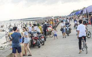 Ngày thứ 3 dịp nghỉ lễ, bãi biển Quất Lâm đông kín người, du khách tắm chung "bèo, rác"