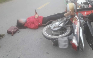 Sau va chạm giao thông, đôi nam nữ nằm sõng soài ra đường nhưng hành động của họ sau đó khiến dân mạng tranh cãi kịch liệt