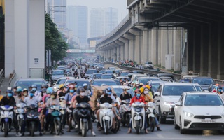 Đường phố, cửa ngõ Thủ đô kẹt cứng, dòng người di chuyển khó khăn sau kì nghỉ lễ 30/4