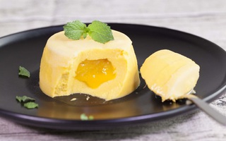 Nhà dư xoài chín tôi mang ra làm pudding xoài giải quyết hết trong nháy mắt