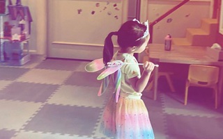 Mới 3 tuổi nhưng con gái Tăng Thanh Hà đã lộ rõ vẻ nữ tính và ngọt ngào