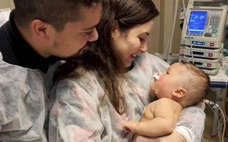 Bé 5 tháng tuổi sống sót thần kì sau 32 ngày hôn mê vì COVID-19