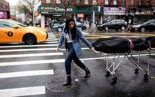 7 ngày qua ảnh: Cô gái kéo xác chết trên đường phố ở New York