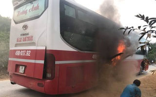Xe khách bất ngờ bốc cháy, hơn 20 hành khách hoảng loạn tìm cách thoát thân