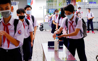 Đầu hè nắng chói chang, học sinh háo hức đến trường như ngày khai giảng: 100% đeo khẩu trang và được đo thân nhiệt, lớp chia theo số chẵn lẻ