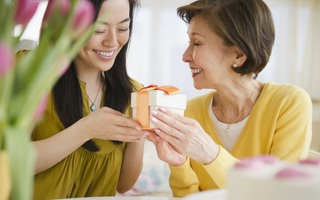 4 kinh nghiệm cần nhớ khi lựa chọn quà cho Ngày của Mẹ và 5 lưu ý cần tránh để chắc chắn mẹ nhận được quà sẽ ưng ngay