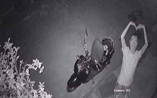 Chàng trai nửa đêm có "hành động lạ" trước camera nhà khác, biết được lý do ai nấy càng bất ngờ