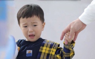 Nam ca sỹ nổi tiếng dắt con đi mua đồ chơi nhưng cậu bé mếu máo không chịu, lý do khiến nhân viên siêu thị cười bể bụng