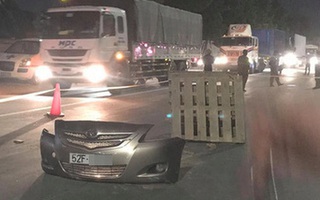 Thanh niên tử nạn bên xe máy, cạnh đó là "phần đầu ô tô" rơi ra đường, gắn biển kiểm soát