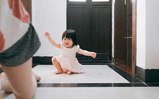 Đứa trẻ thường bị để mặc cho khóc, hiếm khi được cha mẹ ôm ấp, nhiều năm sau người mẹ vừa hụt hẫng, vừa thất vọng về con