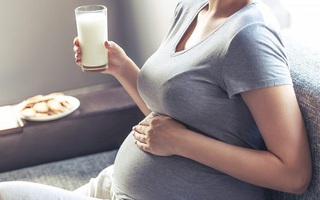 Bà bầu uống bao nhiêu sữa là đủ?