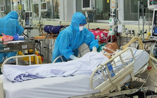 Cụ bà tổn thương phổi nặng cùng 6 người khác khỏi bệnh, Việt Nam có 240 ca khỏi