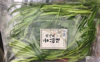 80k được vài cọng rau muống, cô gái trẻ đang sống ở Hàn rớt nước mắt vì ở nhà toàn… cắt cho lợn