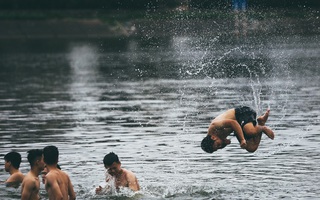 Hà Nội: Bất chấp nguy hiểm, người dân đổ ra hồ Tây, sông Hồng "giải nhiệt”