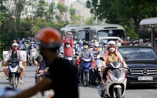 Người dân Hà Nội khổ sở ra đường trong ngày đầu đợt cao điểm nắng nóng