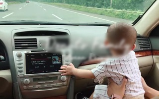 Cảnh báo: Hình ảnh khiến nhiều người sửng sốt vì bố mẹ cho con nhỏ ngồi trong xe ô tô với tư thế nguy hiểm
