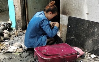 Thoát chết trong vụ cháy, con gái 18 tuổi ngã quỵ trước căn phòng khóc nghẹn gọi mẹ và 2 em vừa tử vong