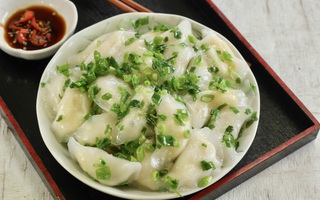Bà tôi có món bánh bột lọc đậu xanh, lần nào về quê cả nhà cũng ăn mê mẩn