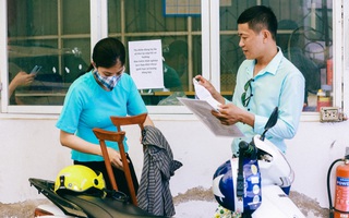 Nhận 3 triệu tiền hỗ trợ thất nghiệp, người phụ nữ chống nạng bịn rịn kể về thời gian khó khăn nhất cuộc đời vì Covid-19