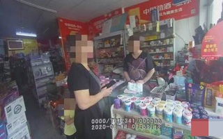 Trước mặt con gái 2 tuổi, người mẹ trẻ có hành động phản cảm, dân mạng chỉ trích: "Làm như vậy sao dạy được con"