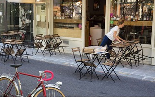 Nước Pháp thành “vùng Xanh”, hàng quán ở Paris được mở lại