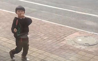 Cầm một thứ chạy vội ra khỏi nhà hàng, mẹ tưởng con trai nghịch ngợm định mắng nhưng bỗng khựng lại khi cậu bé có hành động bất ngờ
