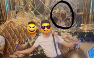 Đi hát karaoke mà nói đi với toàn anh em, anh chồng bị vợ phát hiện có "tay vịn" vì một thứ lấp ló rất rành rành trong bức ảnh gửi về