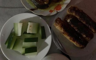 Mâm cơm nguội ngắt với món bí luộc cả vỏ nhưng anh chồng thấy hạnh phúc nhất đời, lí do thực sự khiến tất cả lặng người