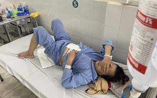 Bị từ chối tình yêu, người đàn ông 35 tuổi đâm mẹ 4 con thủng ruột