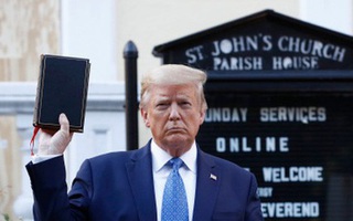 Ông Trump bất ngờ thăm nhà thờ lịch sử giữa lúc biểu tình lan rộng
