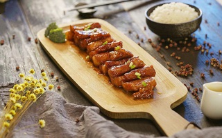 Dùng nồi cơm điện làm món thịt nướng siêu ngon mà không phải trải qua cảm giác "nóng đổ mồ hôi hột" 
