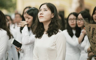 Tại sao học sinh cố "sống chết" để chen chân nhau vào học trường Chuyên?