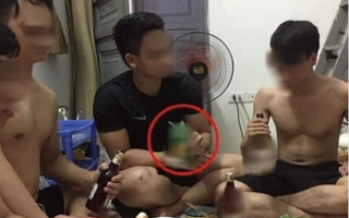 Bức ảnh hội bạn tụ họp trông thì rất bình thường nhưng đạt lượng viral "khủng" cũng nhờ thứ nam thanh niên cầm trên tay đặc biệt gây chú ý