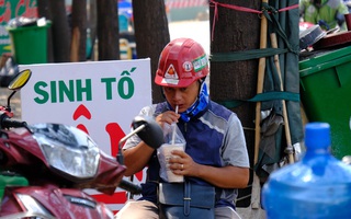 Những người thường xuyên phải ở ngoài trời trong thời tiết nắng nóng đừng bao giờ quên làm việc này để bảo vệ bản thân