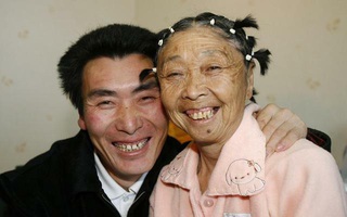 Chuyện tình của chàng 26 tuổi vẫn kết hôn với bà lão 59 tuổi mặc gia đình ngăn cản, hàng xóm chê cười giờ ra sao?