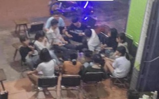 Đi cà phê 11 người mà chỉ gọi 2 chai nước ngọt, nhóm khách bị chủ quán livestream "bóc phốt" nhưng vẫn đáp trả cực gắt