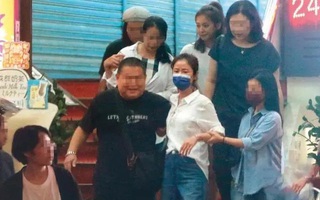 Không thấy Hoắc Kiến Hoa bên cạnh, Lâm Tâm Như tiệc tùng say xỉn tới mức ôm ấp một người đàn ông lạ