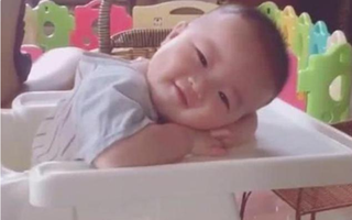 Mẹ đang bận dọn dẹp quay lại bắt gặp hành động yêu đến "rụng tim" của con gái