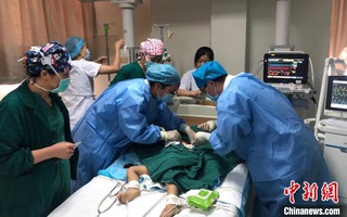 Ở nhà một mình, bé trai 3 tuổi bắc ghế trèo lên cửa sổ, ngã nhào từ tầng 29 của chung cư xuống đất