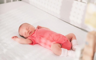 Hướng dẫn cách mặc quần áo cho bé yêu phù hợp với nhiệt độ phòng, giúp con ngủ ngon 1 mạch tới sáng