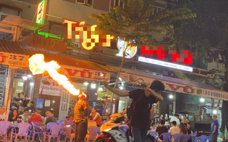Hai anh em đi phun lửa dầu hôi mưu sinh đêm Sài Gòn: “Con chỉ muốn có đầy đủ ba mẹ thôi”