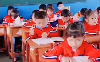 Học mãi mà kiến thức không chịu vào đầu, cậu bé tiểu học có pha xử lý khiến cô giáo cười nắc nẻ, vội vàng quay lại clip