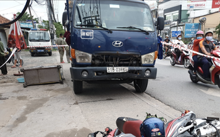 Tai nạn "từ trên trời rơi xuống": Đang dừng đèn đỏ, người đàn ông vẫn bị xe tải lao tới tông tử vong