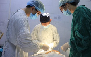Hút nước bằng ống sắt bé trai 3 tuổi rách vòm họng