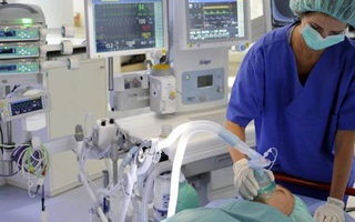 Tỉnh dậy sau 2 tháng hôn mê, bệnh nhân 'sốc' khi biết thế giới bị phong tỏa