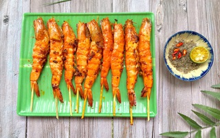 Tôm nướng sốt muối ớt thơm lừng, cả nhà tôi khen ngon nức nở